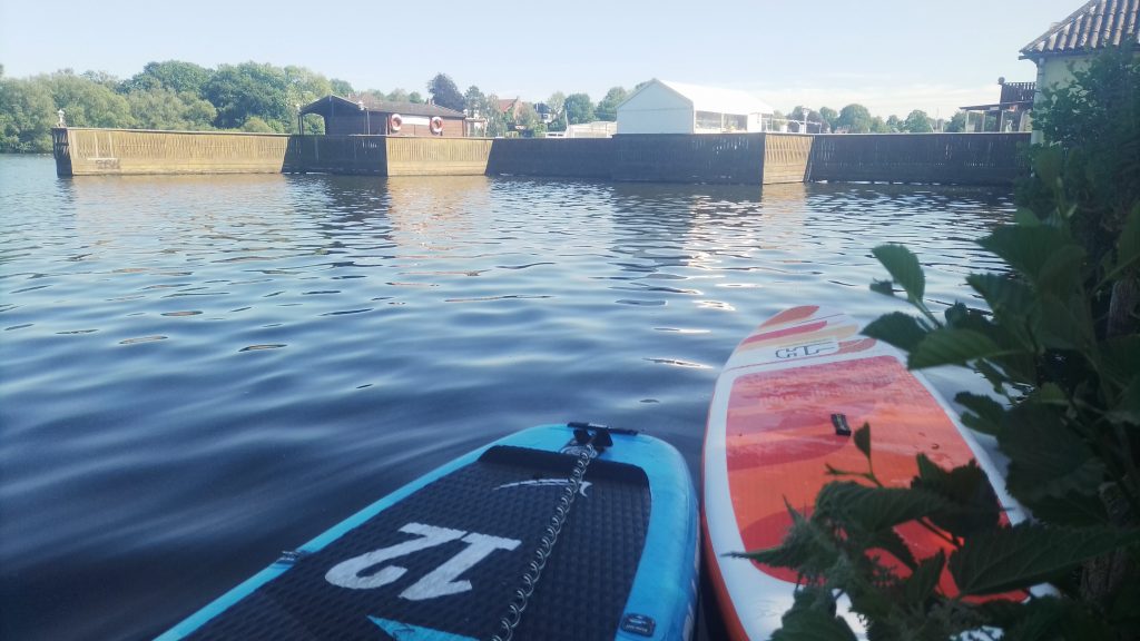 SUP Anleger an der Falkenwiese Lübeck am westlichen Wakenitzufer. Kostenlos mit Quellenangabe nutzbar.